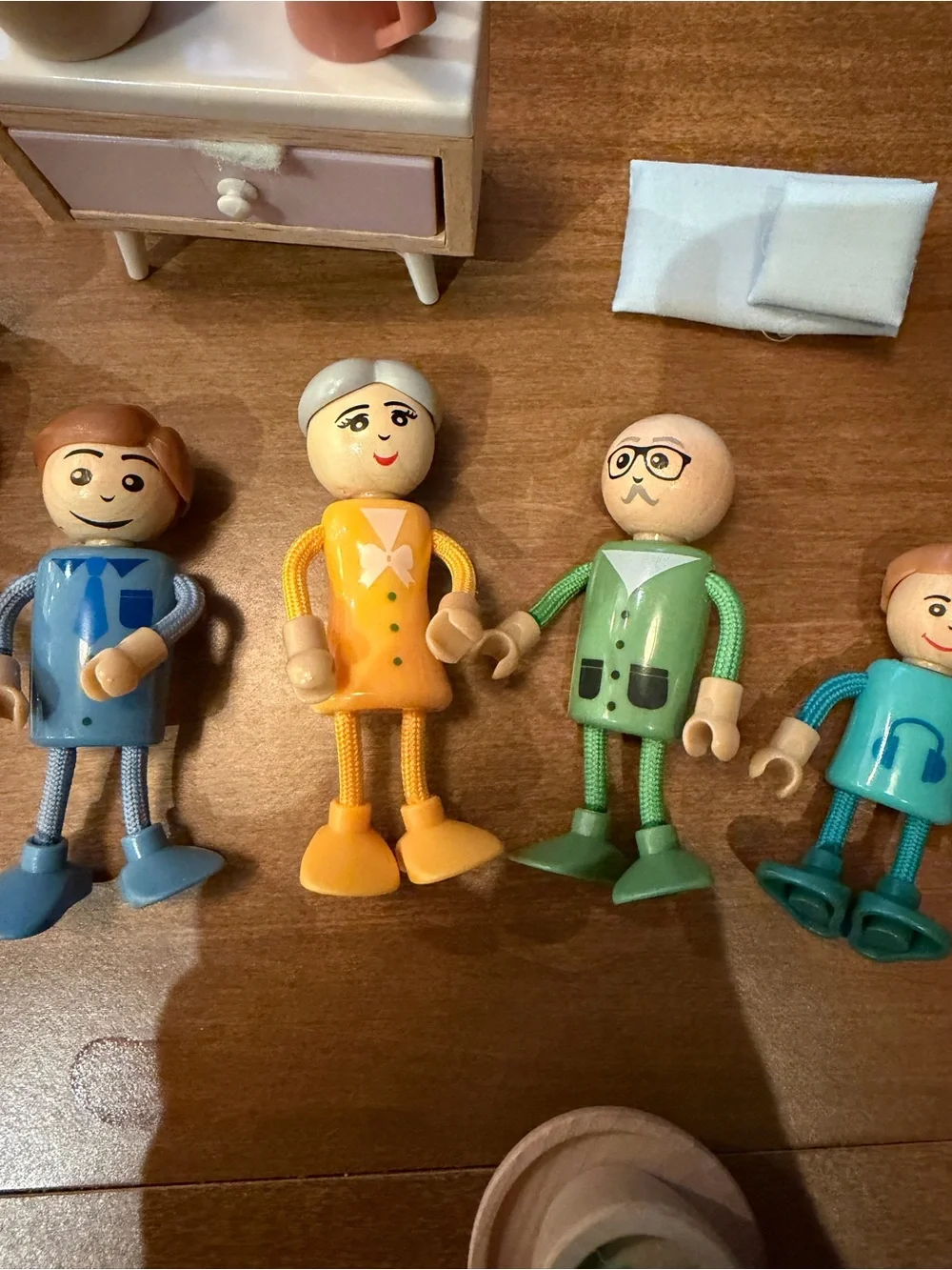 Playtive Junior Dolls House Bendable Wooden Face Posable Family (6)